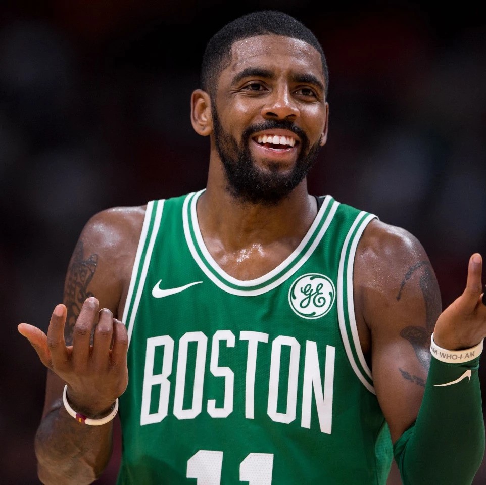 体育泰山队返回国内放假四天 球迷热情接机表达支持